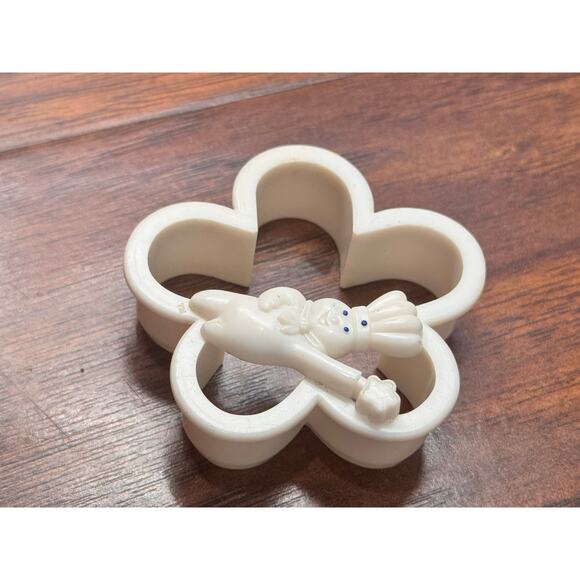 Vintage Pillsbury Doughboy Flower Shape Cookie Cutter White Plastic Y2K - Picture 4 of 4